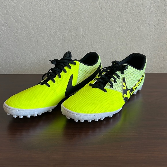 Nike soccer cleats for men - Picture 1 of 5